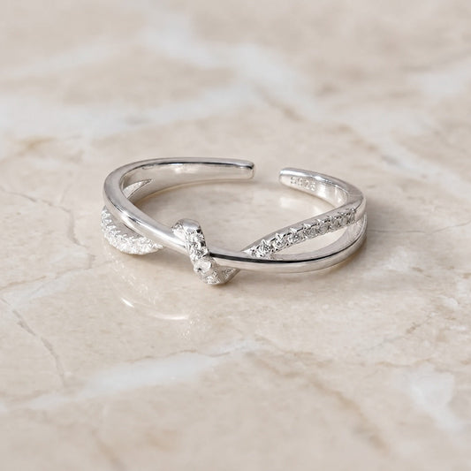 Radiant Twisted Knot Ring