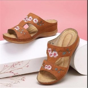 Beatrix Sandals in Light Brown
