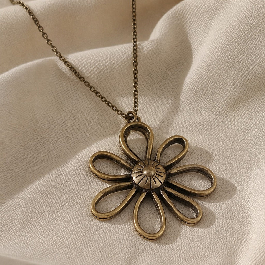 Vintage Muse Flower Necklace