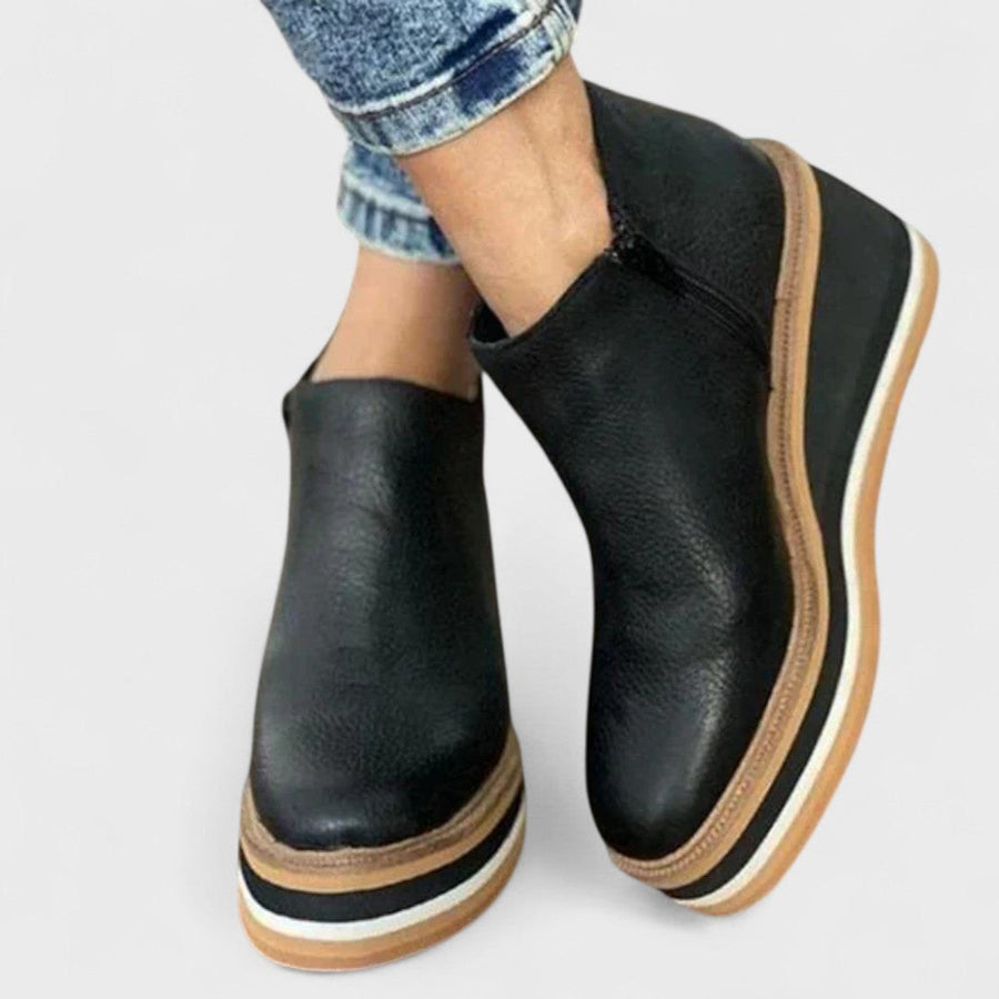 Isadora Women's Chelsea Ankle Boots in Black