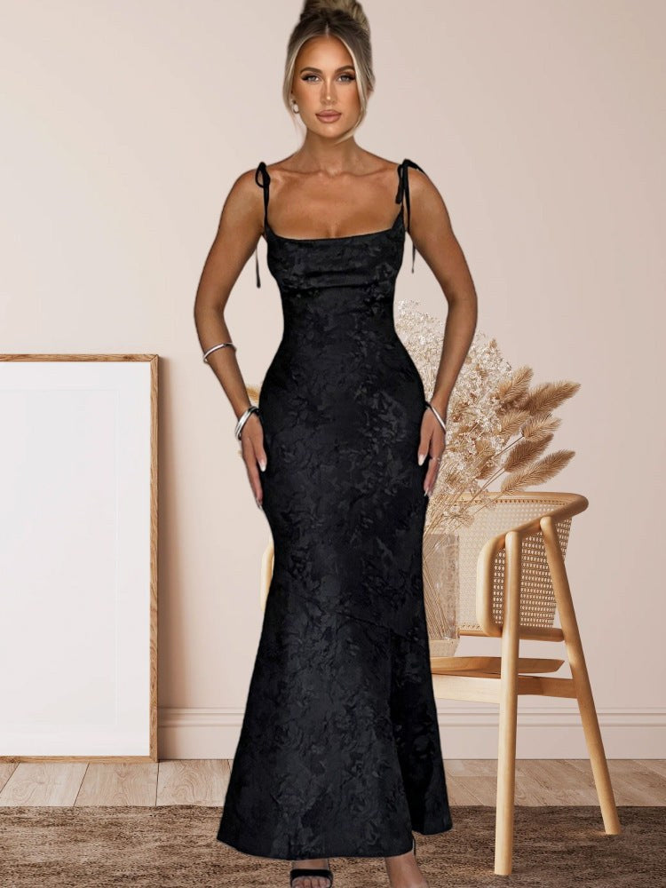 Noa Elegant Evening Dress with Long Sleeve in Black
