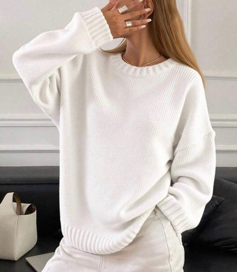 Pia Casual Knit Sweater with Crew Neck and Oversized in White