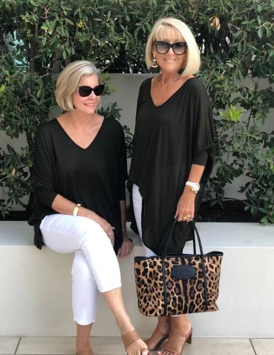 Pia Casual Top with V-Neck in Black