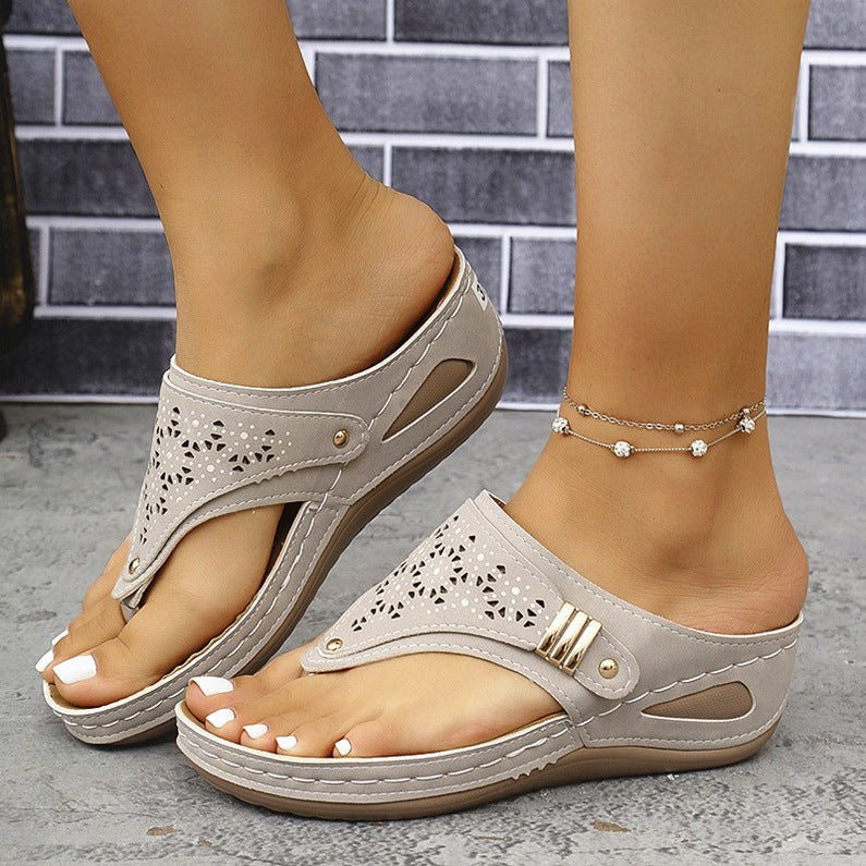 Wilhelmina Flip Flops in Light Grey